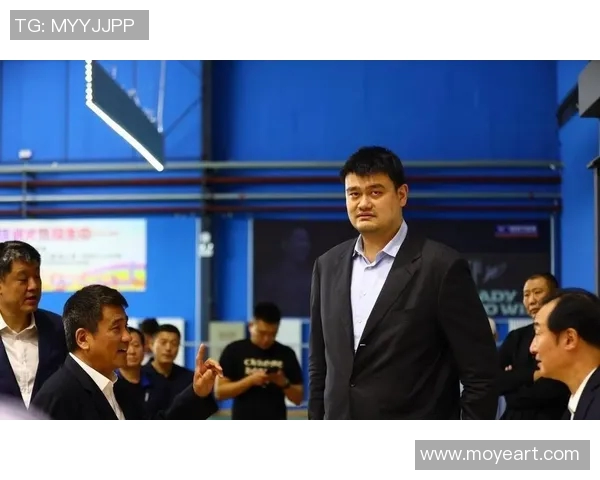 姚明观看比赛时意外入睡引发球迷热议现场气氛轻松幽默 姚明观看比赛时意外入睡引发球迷热议现场气氛轻松幽默