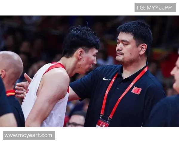 姚明与九位球迷亲切握手展现温暖瞬间引发热烈反响