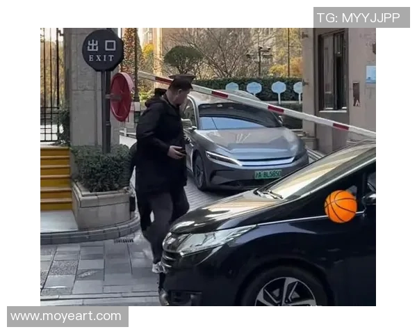 在机场偶遇姚明的那一刻我感受到的篮球传奇魅力与人情温暖 在机场偶遇姚明的那一刻我感受到的篮球传奇魅力与人情温暖