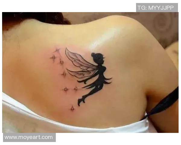 后背纹身与足球明星的女孩展现个性与激情的完美结合