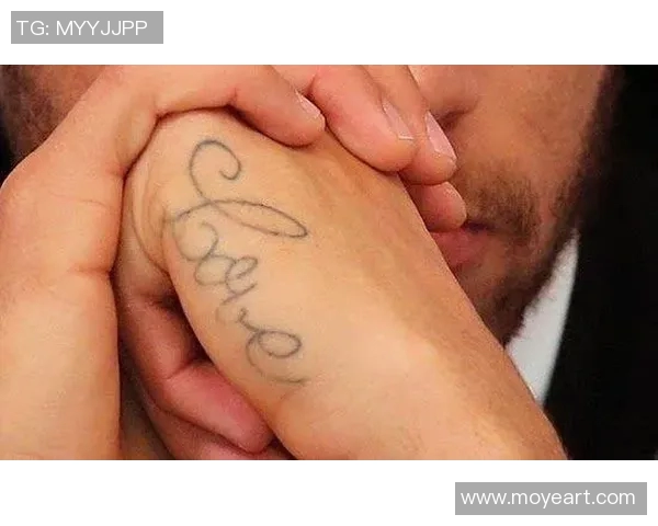 足球明星独特双手合十纹身背后的故事与意义揭秘 足球明星独特双手合十纹身背后的故事与意义揭秘